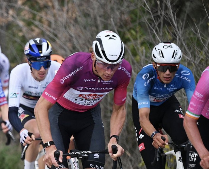 Isaac del Toro pierde el liderato en la etapa cuatro de montaña