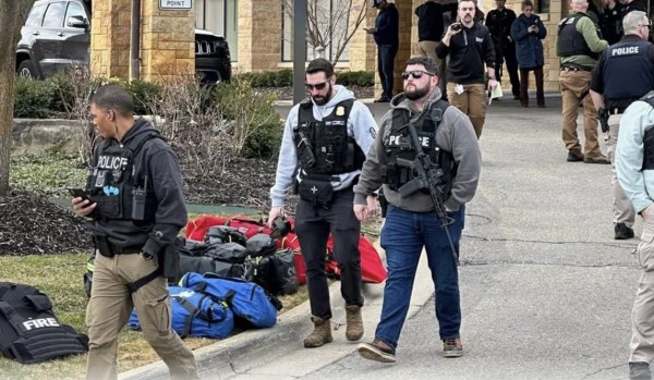 Atacante muere tras estrellar camioneta y disparar contra sinagoga en Michigan