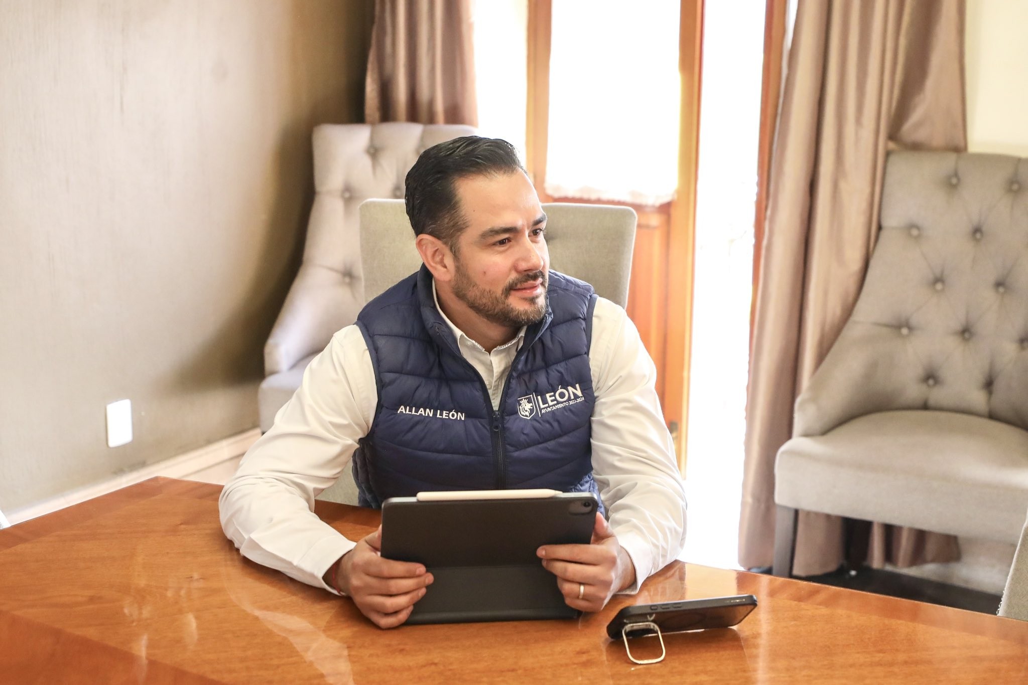 Exigen renuncia de Allan León por presunta promoción política rumbo a 2027