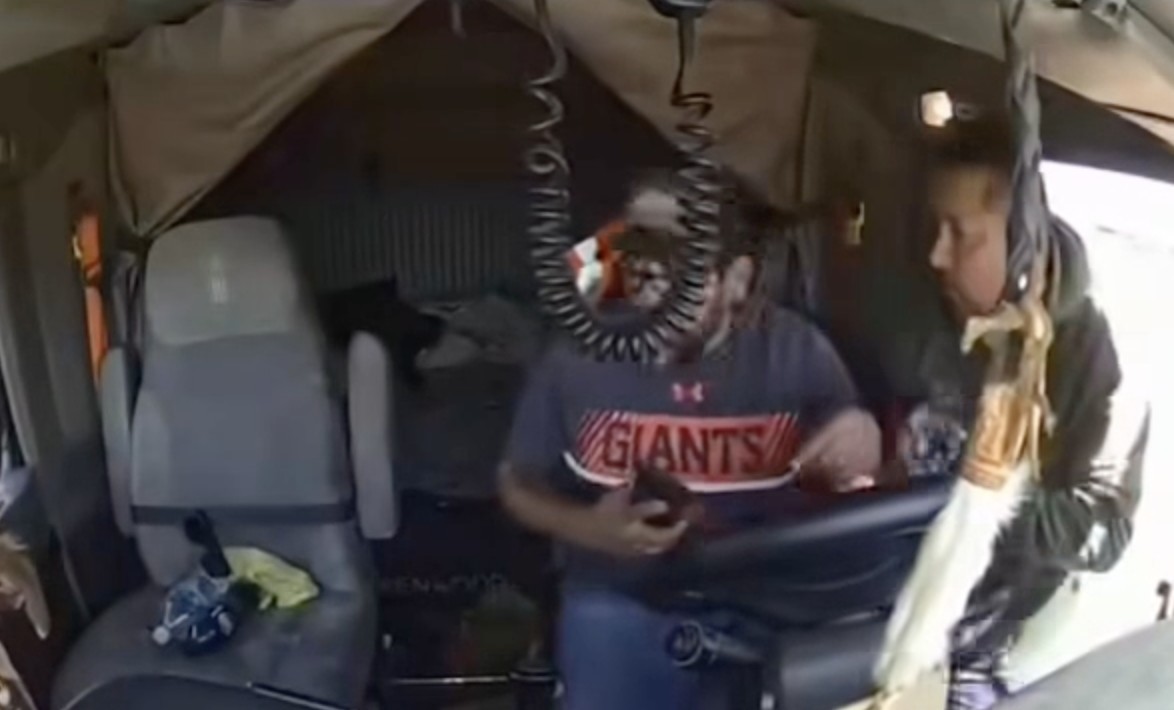 Trailero frustra intento de asalto en la carretera Federal 57 y se jalonea con asaltantes