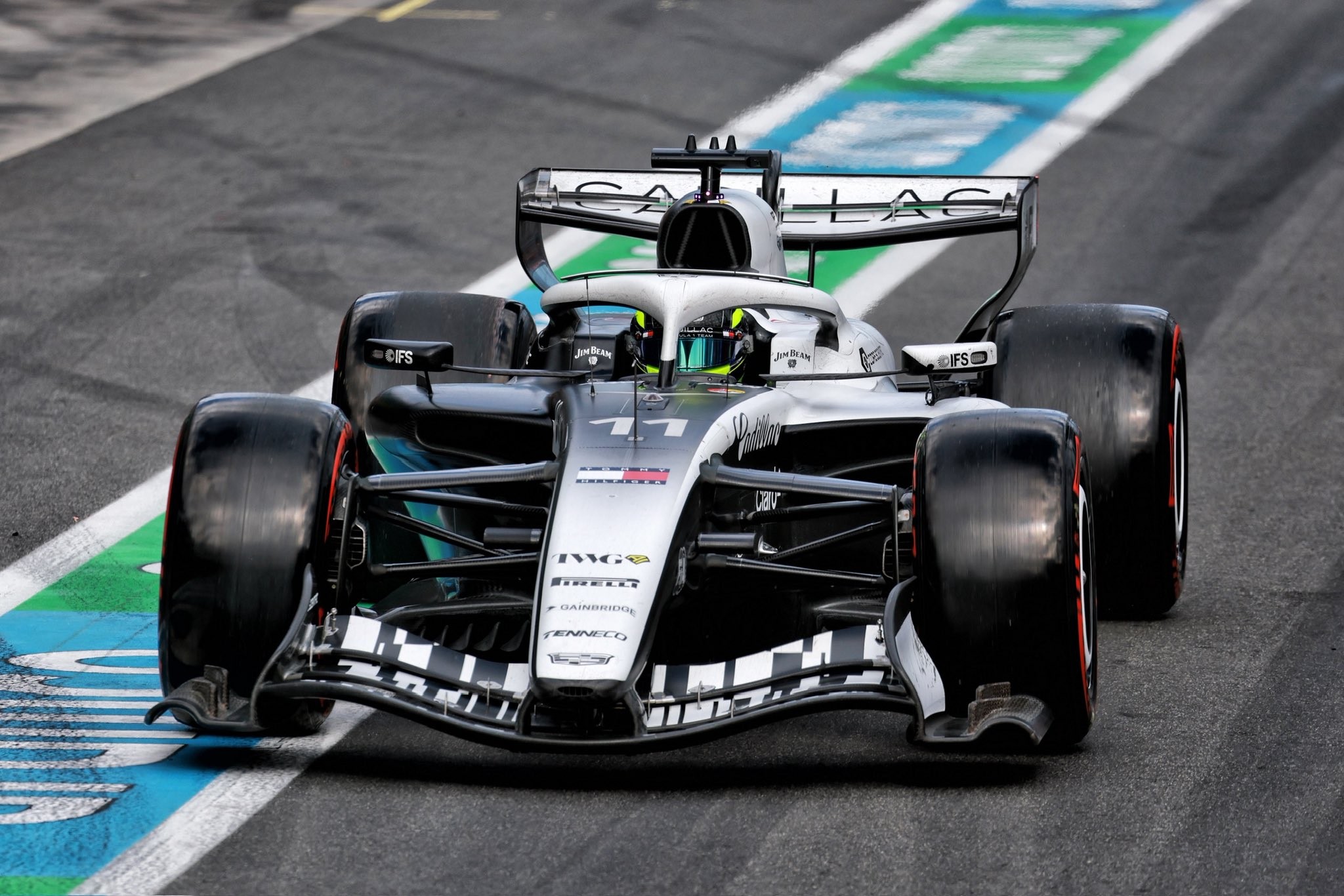 Mercedes se lleva la pole Sprint en China; Checo Pérez no participó en qualy por problemas