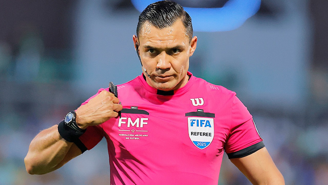 Marco Antonio “Gato” Ortiz recibe su gafete FIFA 2026 y se mantiene como árbitro internacional