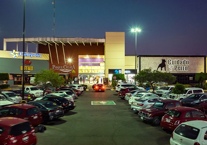 Alistan hora gratis y tarifas reguladas en estacionamientos de plazas de Celaya