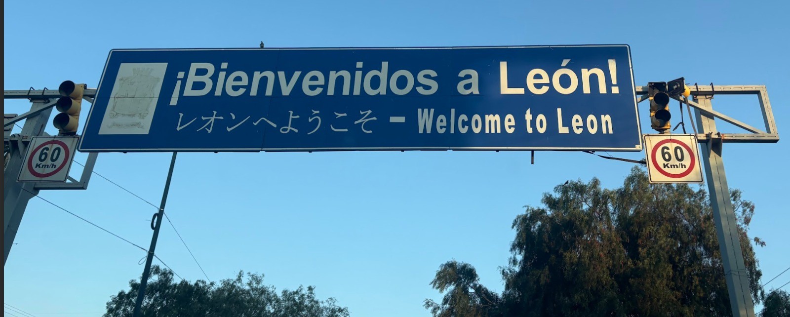 Alertan usuarios por semáforo a punto de caer en bulevar Aeropuerto