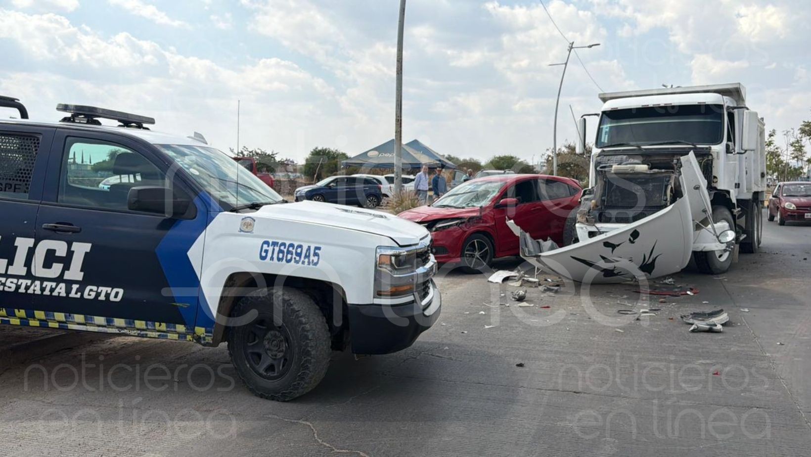 Accidente en Eje Metropolitano en León: tráiler, tolva y camioneta chocan tras frenar por niños
