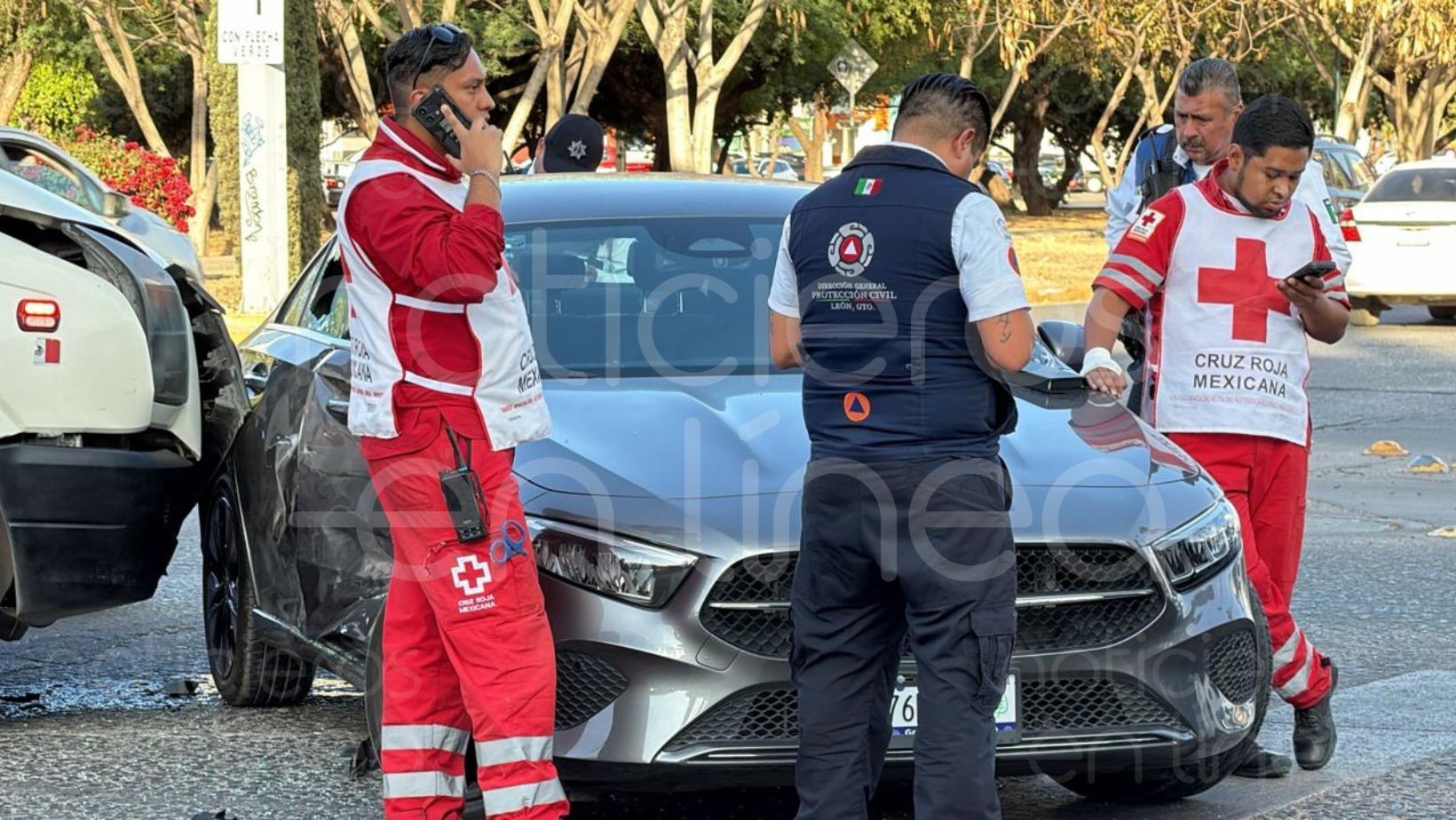 Accidente en León: ambulancia de Cruz Roja choca en Juan Alonso de Torres y Paseo del Moral; no hay lesionados