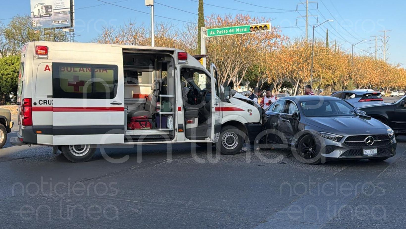 Accidente en León: ambulancia de Cruz Roja choca en Juan Alonso de Torres y Paseo del Moral; no hay lesionados