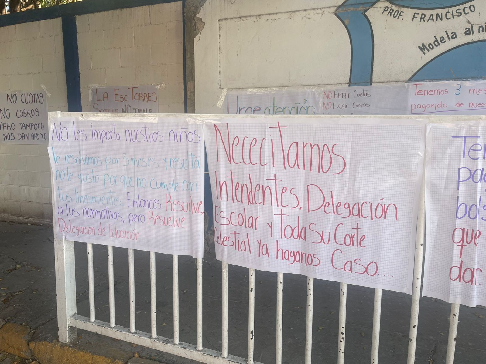Padres protestan por falta de intendencia en primaria de León; denuncian condiciones insalubres