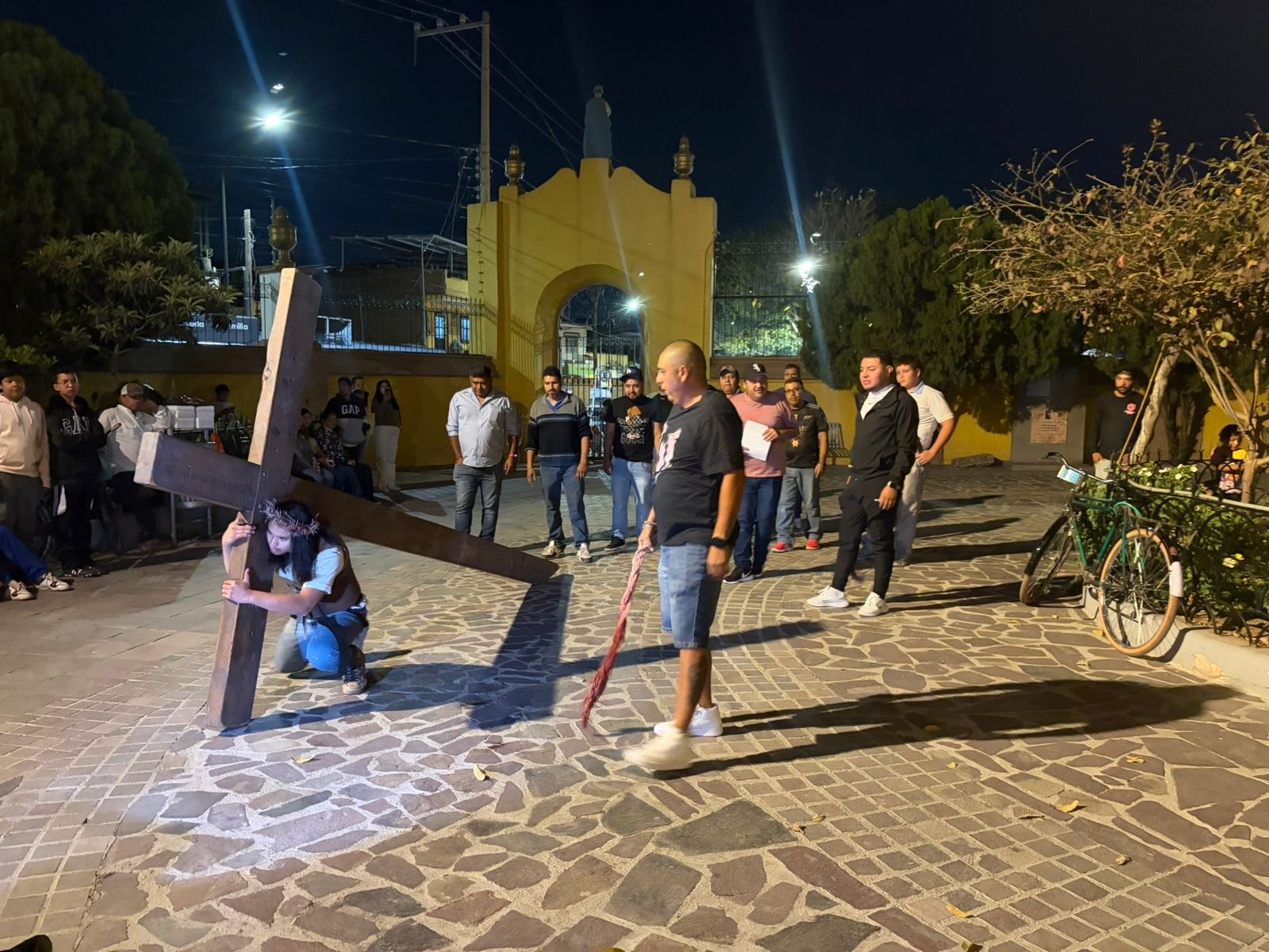 Viacrucis en León: así se prepara el joven que cargará la cruz en San Pedro de los Hernández