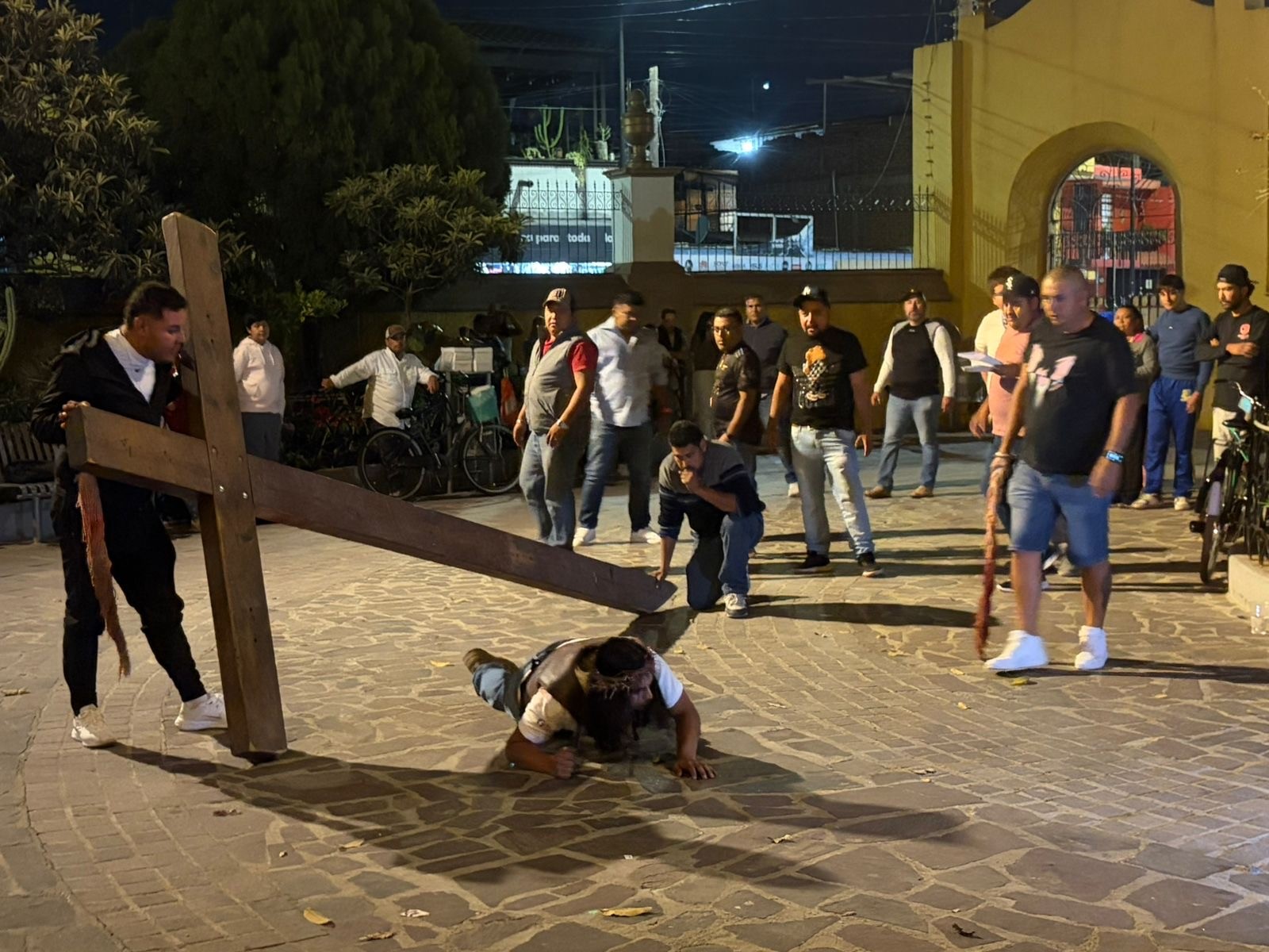 Viacrucis en León: así se prepara el joven que cargará la cruz en San Pedro de los Hernández