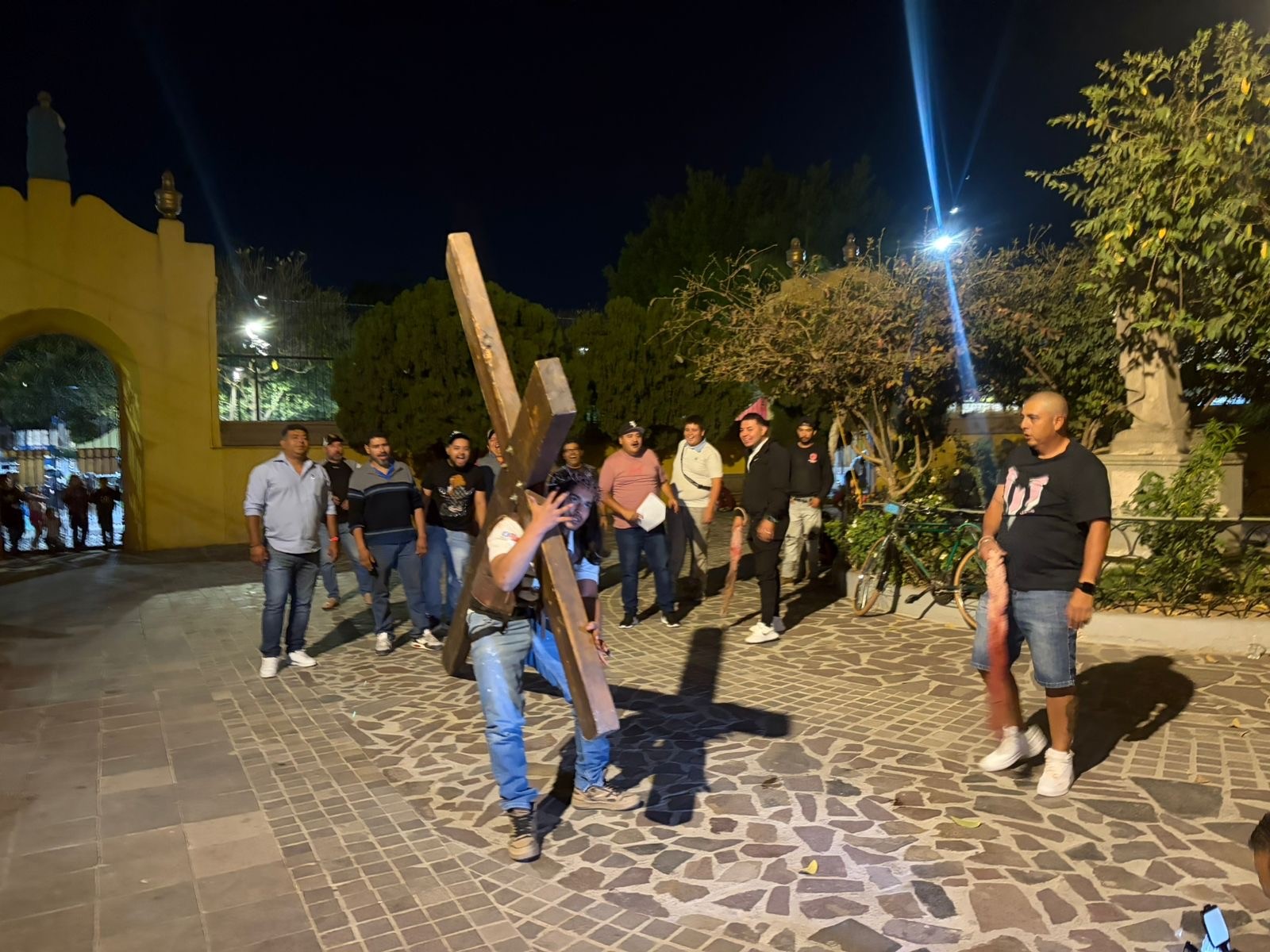 Viacrucis en León: así se prepara el joven que cargará la cruz en San Pedro de los Hernández