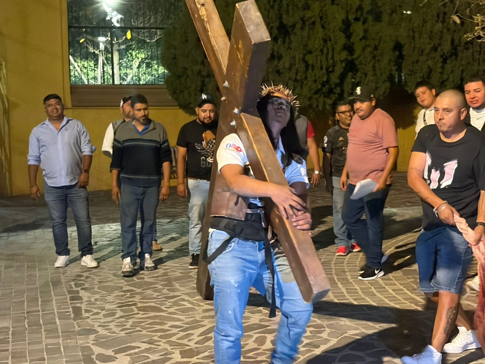 Viacrucis en León: así se prepara el joven que cargará la cruz en San Pedro de los Hernández