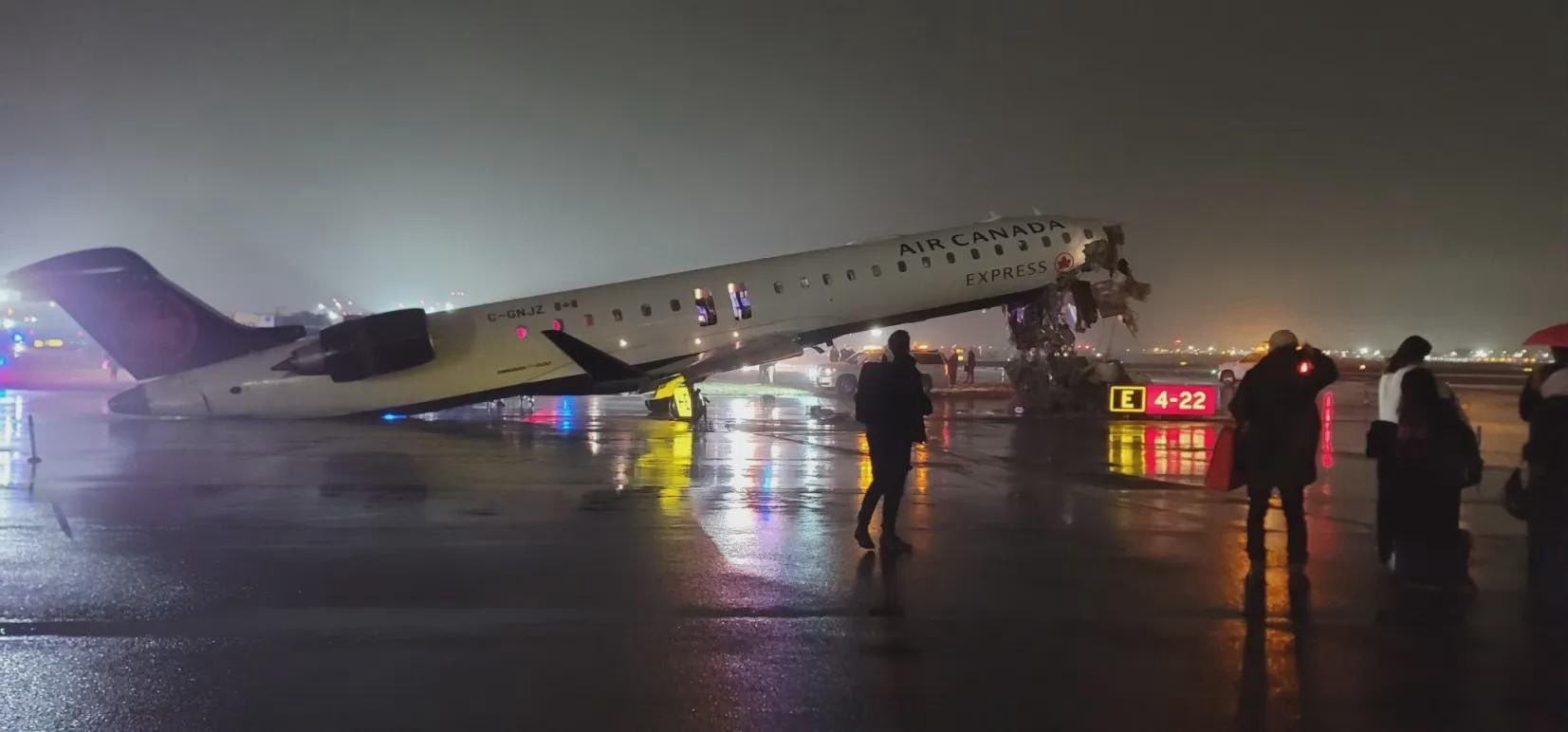 Choque en aeropuerto de Nueva York deja dos pilotos muertos y decenas de heridos