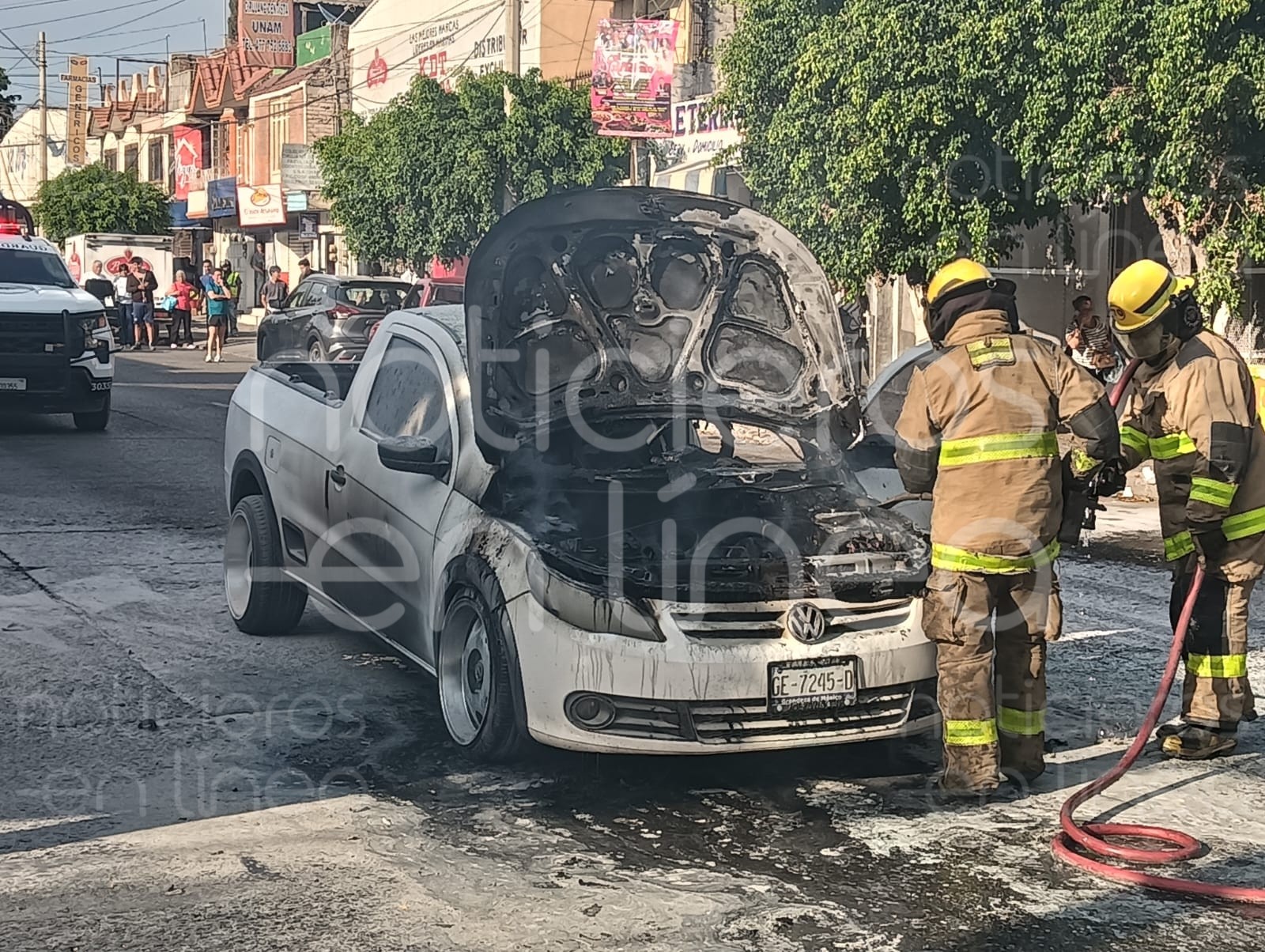 Incendio de camioneta en bulevar Vicente Valtierra moviliza a Guardia Nacional y Bomberos en León