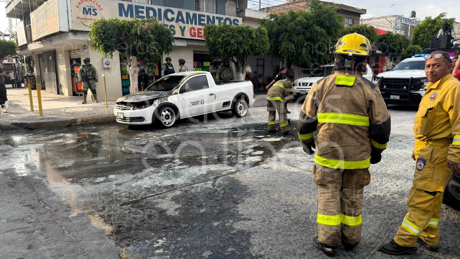 Incendio de camioneta en bulevar Vicente Valtierra moviliza a Guardia Nacional y Bomberos en León