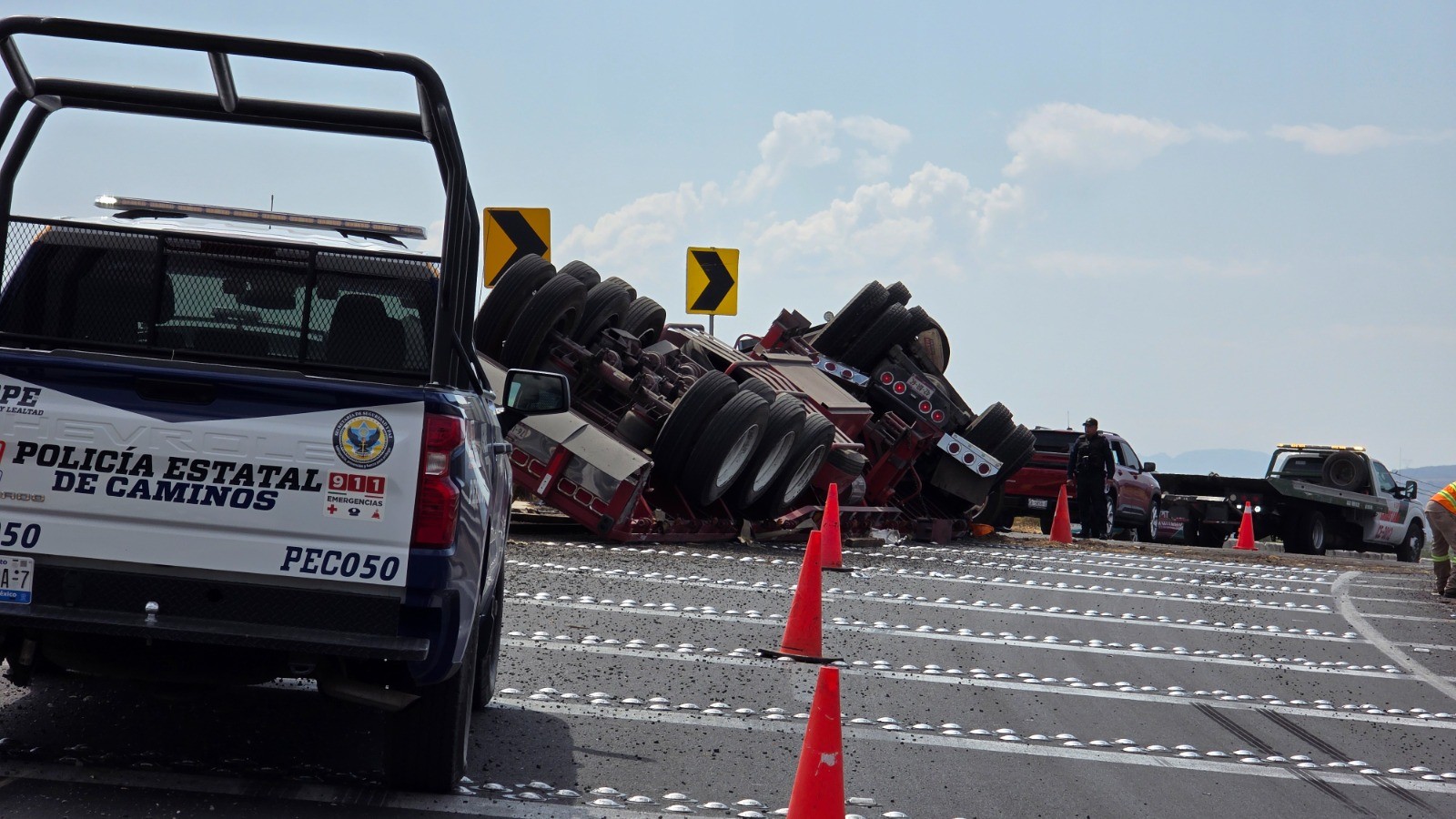 Volcadura de tráiler con alambrón provoca caos vial en carretera de Celaya
