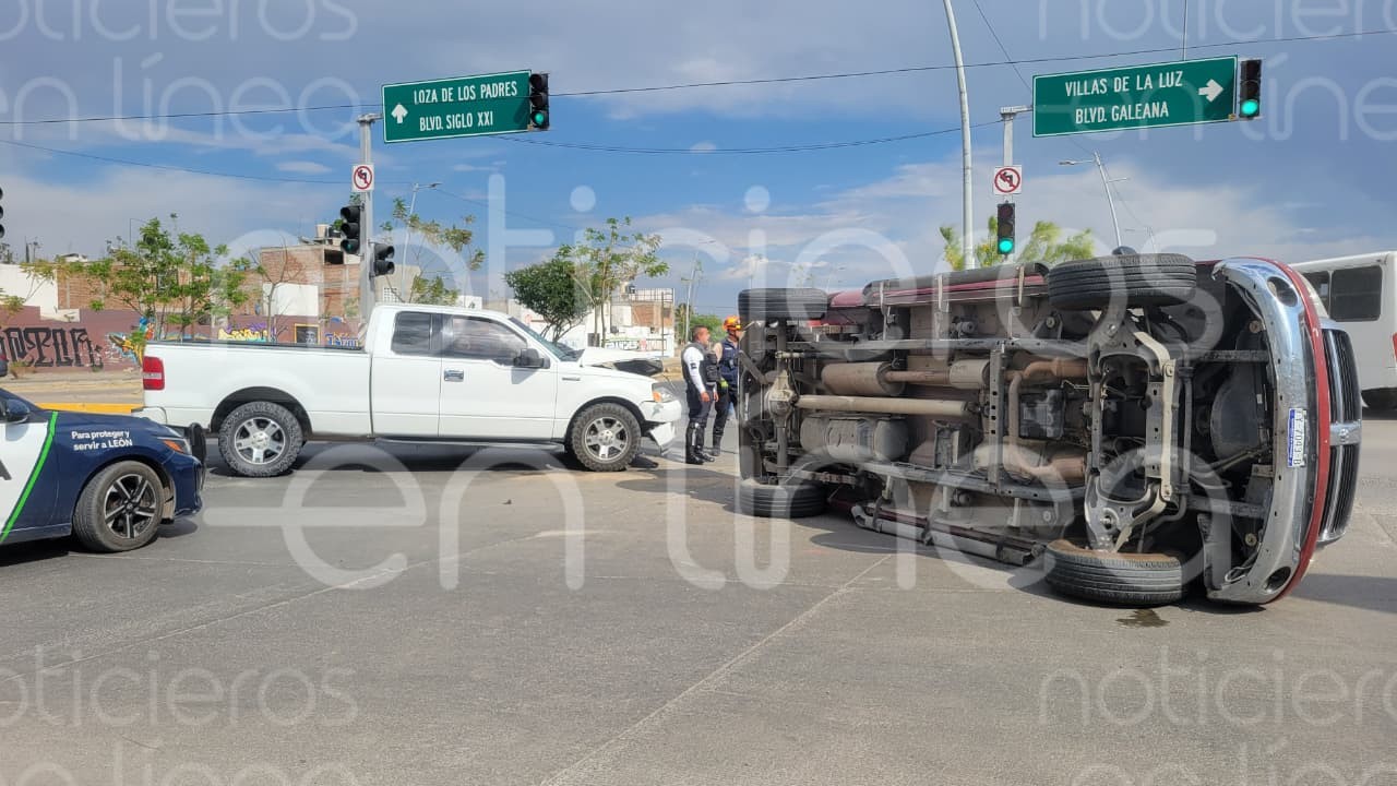 Accidente en Eje Metropolitano León: camioneta volcada, tráfico y cierre en Almandino