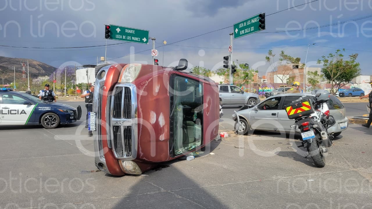 Accidente en Eje Metropolitano León: camioneta volcada, tráfico y cierre en Almandino