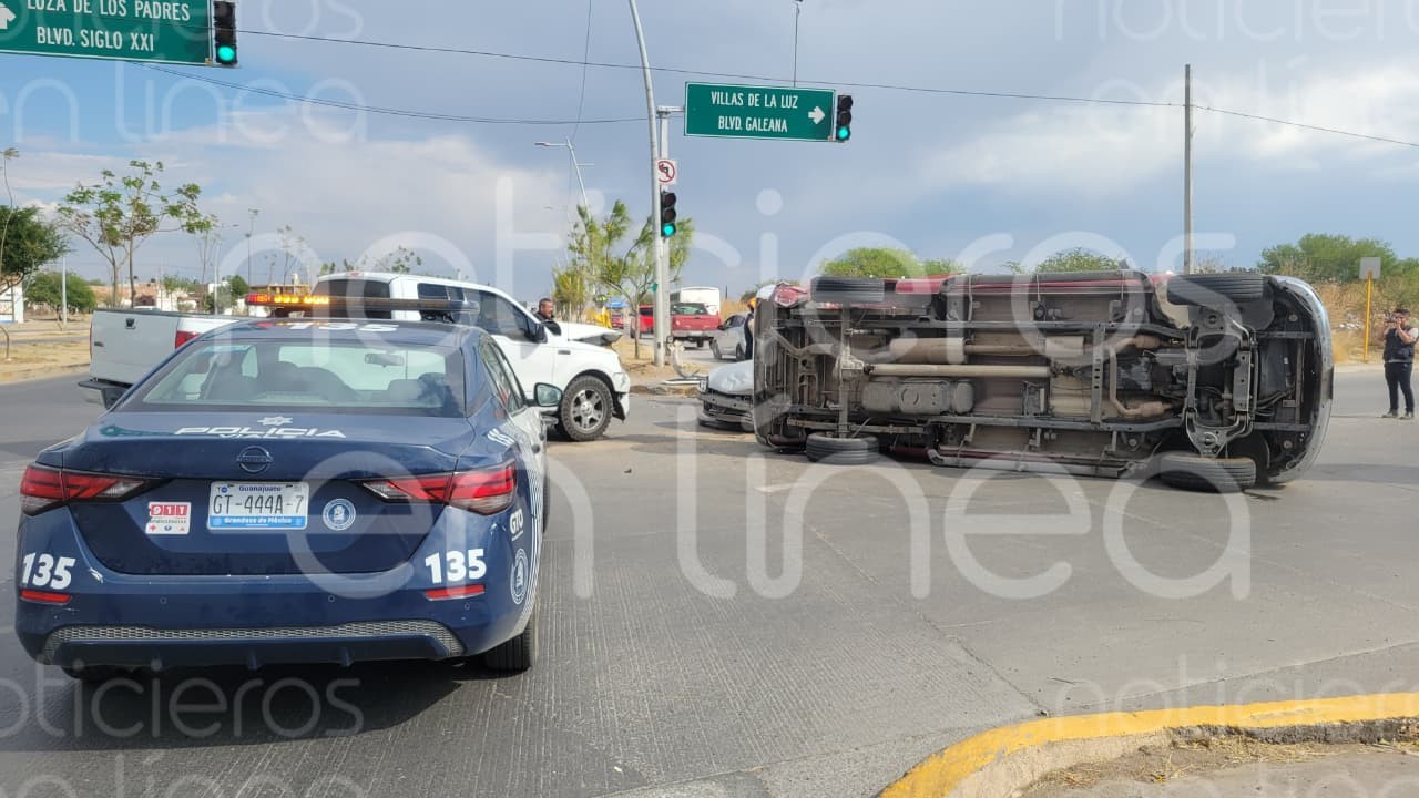 Accidente en Eje Metropolitano León: camioneta volcada, tráfico y cierre en Almandino