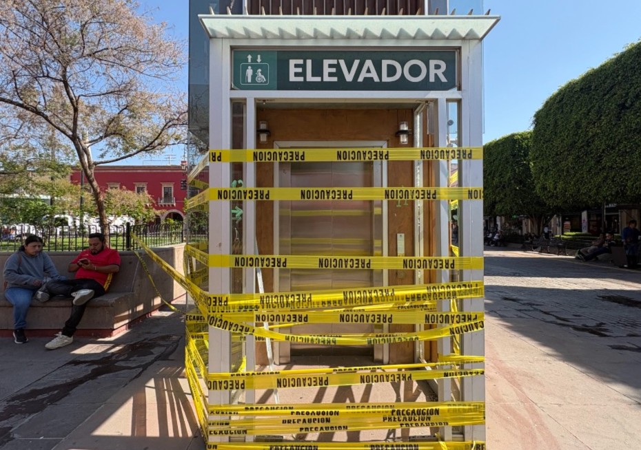 Elevador de Plaza Fundadores en León sigue fuera de servicio tras daños del 8M