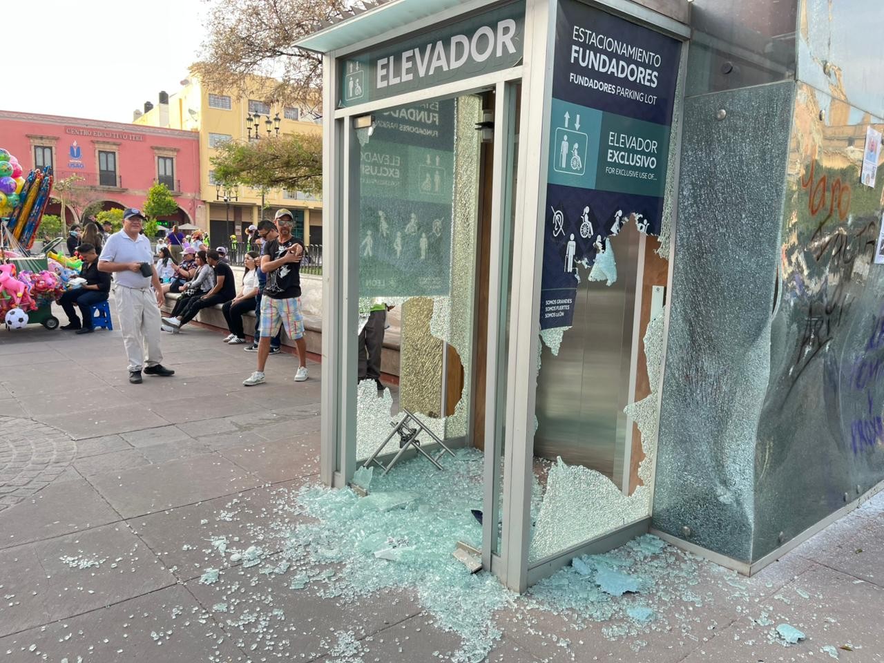 Elevador de Plaza Fundadores sigue fuera de servicio tras daños del 8M