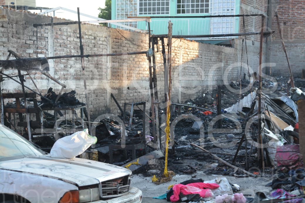 Incendio en recicladora de Cerrito de Jerez en León moviliza a bomberos y evacúan viviendas cercanas