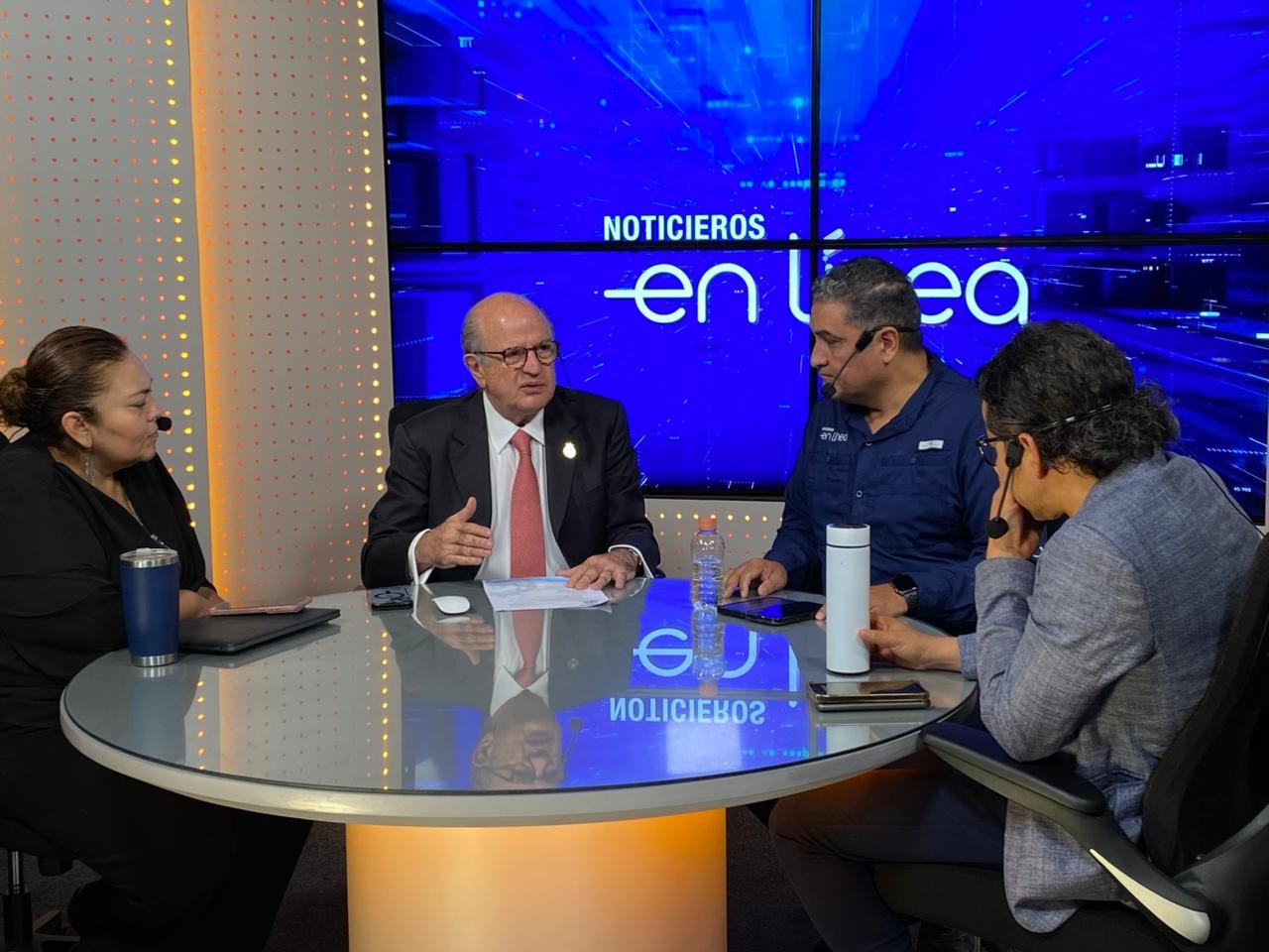 Secretario de Educación de Guanajuato rechaza uso de celulares en aulas