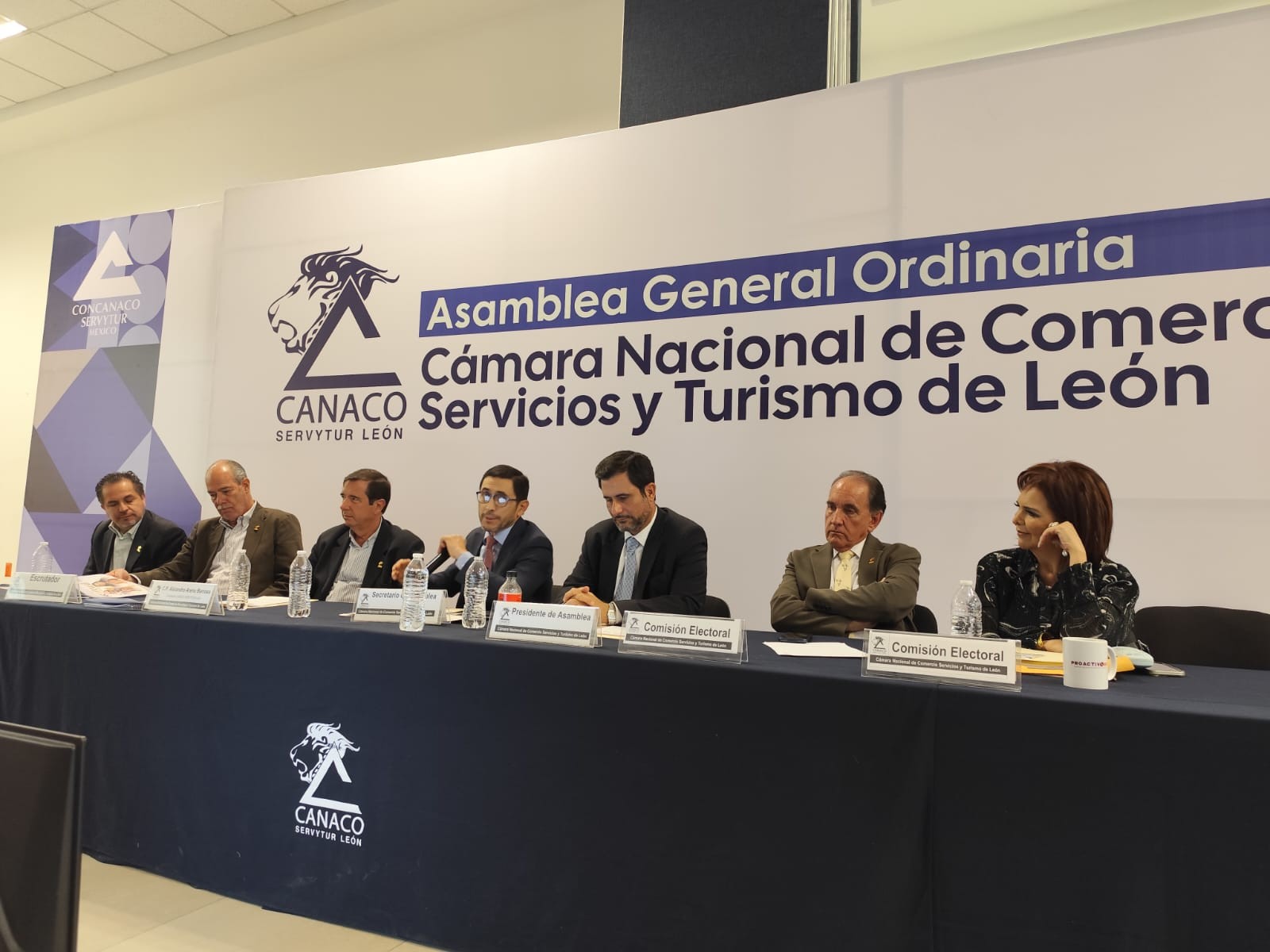 Juan Carlos Moreno asume la presidencia de la CANACO León con respaldo casi unánime