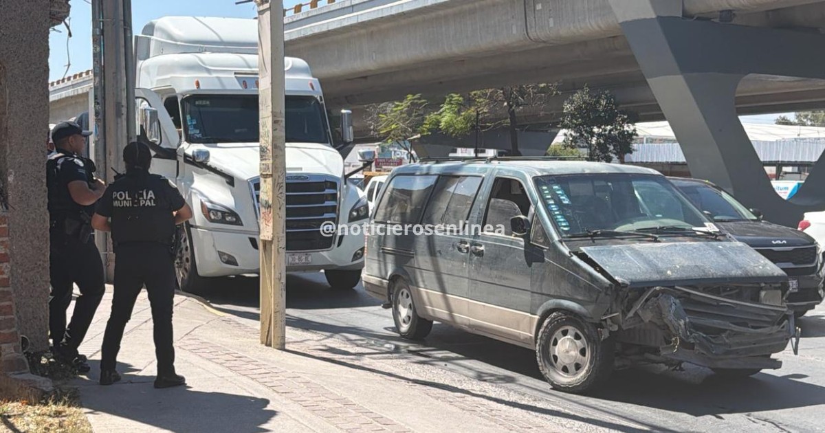 Tráiler y auto chocan en bulevar Morelos; conductor de tráiler trató de darse a la fuga