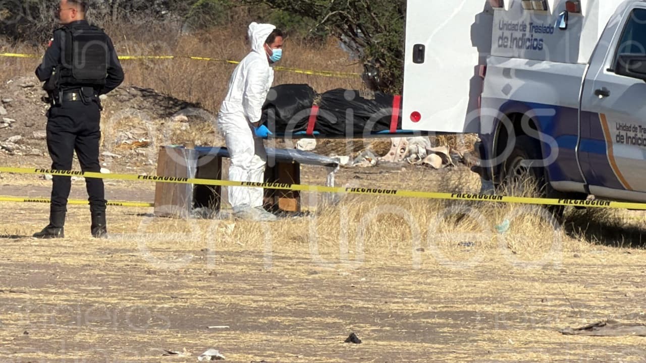 León, Guanajuato.– La mañana de este viernes, alrededor de las 7:30 horas, fue reportada la presencia de un objeto sospechoso en los campos de fútbol ubicados sobre la calle Peñón de Gibraltar, en la colonia Cerrito de Jerez. De acuerdo con los primeros informes, se trataba de un mueble tipo cajonera envuelto en plástico. Elementos de la Policía Municipal acudieron al lugar y, tras una inspección, localizaron en su interior el cuerpo sin vida de una persona, el cual se encontraba completamente cubierto con plástico. La víctima, hasta el momento, no ha sido identificada. Autoridades informaron que el cuerpo presentaba evidentes huellas de violencia, así como posibles signos de tortura. La zona fue acordonada por policías municipales, con apoyo de fuerzas estatales y federales, quienes resguardaron la escena hasta el arribo de personal de la Fiscalía General del Estado de Guanajuato, encargada de iniciar las investigaciones correspondientes. El cuerpo será trasladado a instalaciones del Servicio Médico Forense, donde se le practicará la necropsia de ley para determinar con precisión las causas de la muerte. León, Guanajuato.– La mañana de este viernes, alrededor de las 7:30 horas, fue reportada la presencia de un objeto sospechoso en los campos de fútbol ubicados sobre la calle Peñón de Gibraltar, en la colonia Cerrito de Jerez. De acuerdo con los primeros informes, se trataba de un mueble tipo cajonera envuelto en plástico. Elementos de la Policía Municipal acudieron al lugar y, tras una inspección, localizaron en su interior el cuerpo sin vida de una persona, el cual se encontraba completamente cubierto con plástico. La víctima, hasta el momento, no ha sido identificada. Autoridades informaron que el cuerpo presentaba evidentes huellas de violencia, así como posibles signos de tortura. La zona fue acordonada por policías municipales, con apoyo de fuerzas estatales y federales, quienes resguardaron la escena hasta el arribo de personal de la Fiscalía General del Estado de Guanajuato, encargada de iniciar las investigaciones correspondientes. El cuerpo será trasladado a instalaciones del Servicio Médico Forense, donde se le practicará la necropsia de ley para determinar con precisión las causas de la muerte.