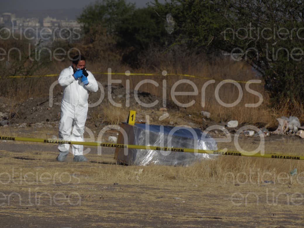 Hallan cuerpo dentro de mueble abandonado en campos de futbol en León