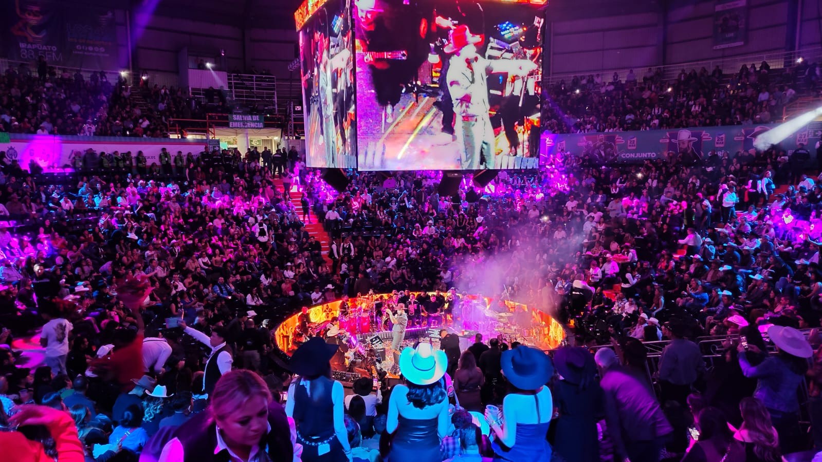 ¡Gritos, flores y besos! Carín León conquista palenque de Irapuato en la Feria de las Fresas 2026