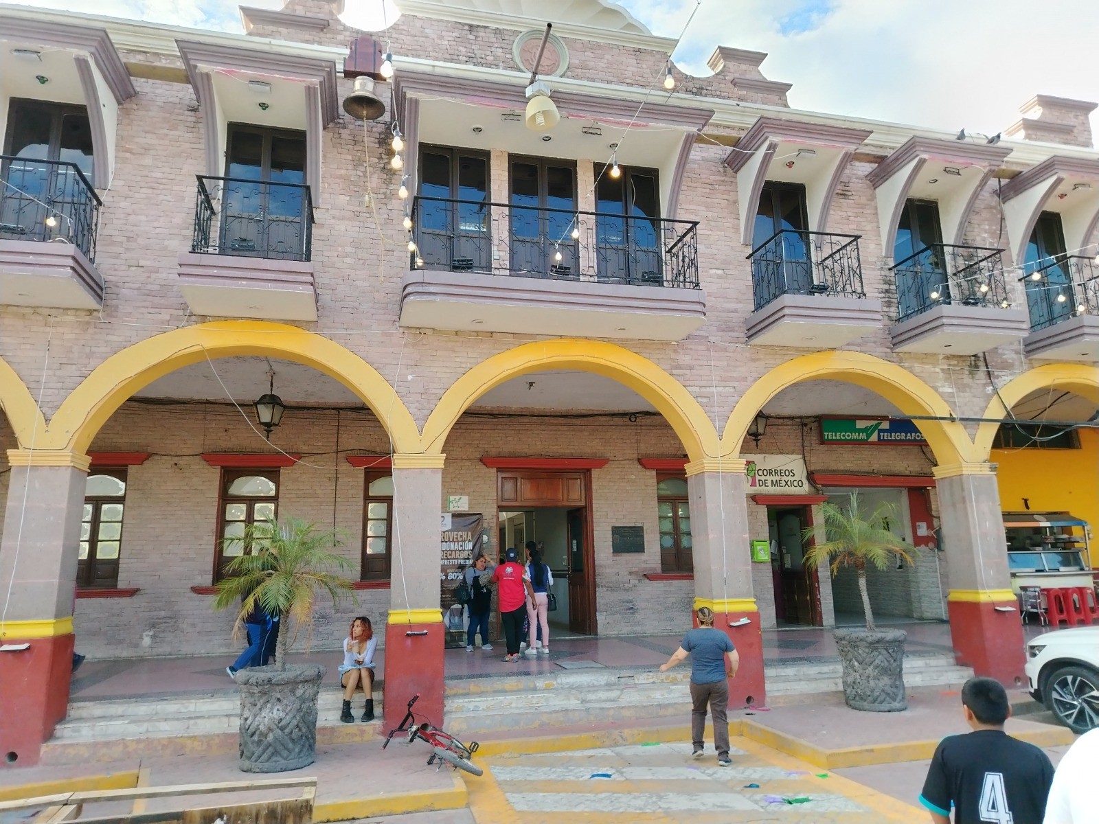 Villagrán reduce 50% el pago de plaza a comerciantes del mercado