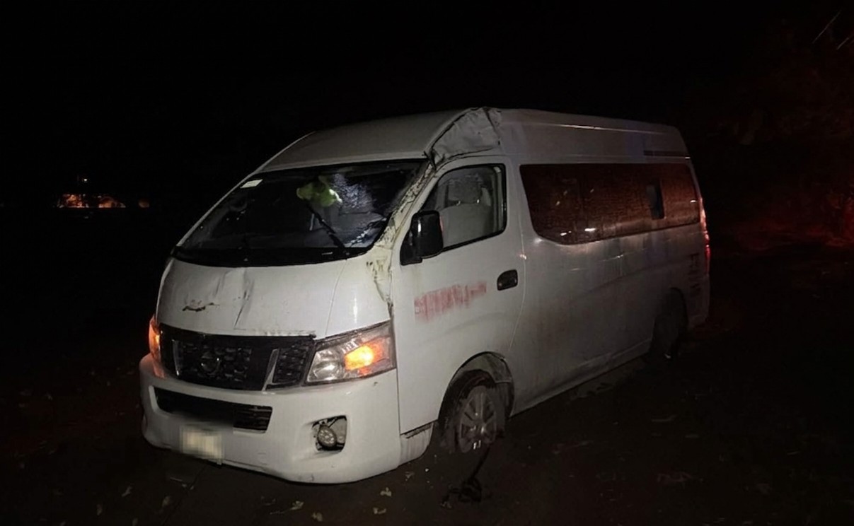 Vuelca camioneta de personal en carretera Comonfort–San Miguel; deja ocho lesionados