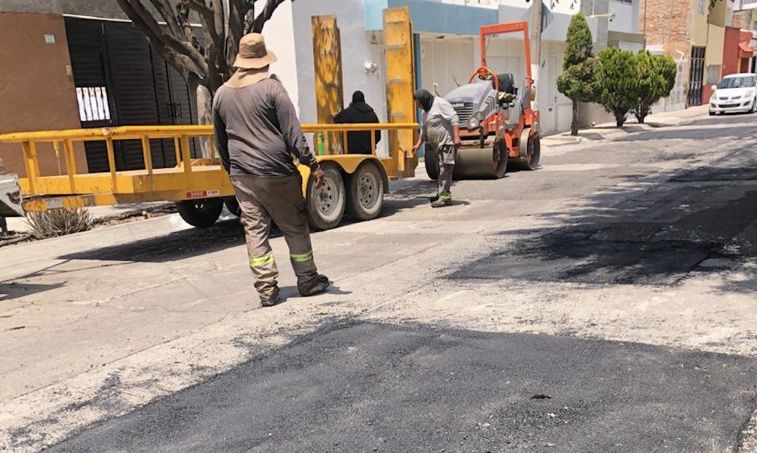Refuerzan cuadrillas y equipo para atender baches en tiempo récord