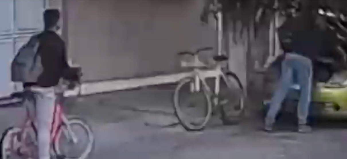 Captan en video a ladrones en bicicleta robando baterías de autos en León