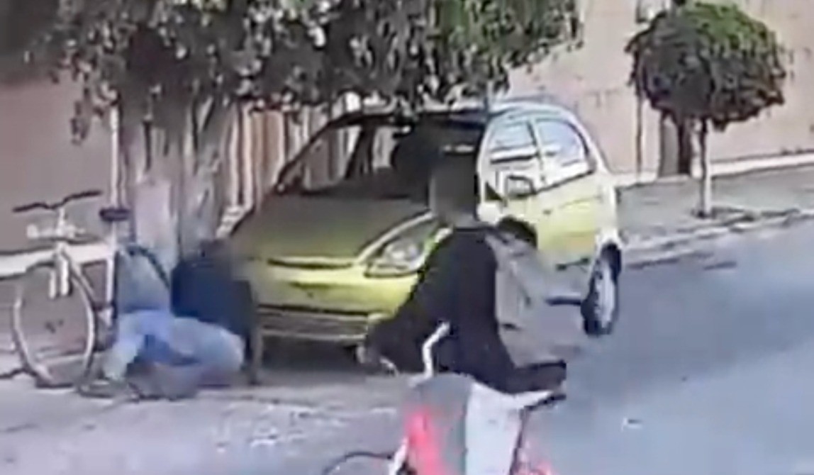 Captan en video a ladrones en bicicleta robando baterías de autos en León