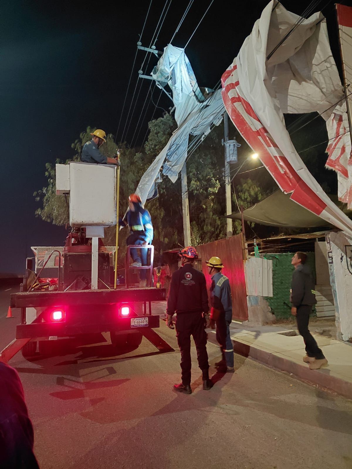 Brincolines en cables de tensión, tinacos y árboles caídos: saldo de los fuertes vientos en León por el Frente Frío 42