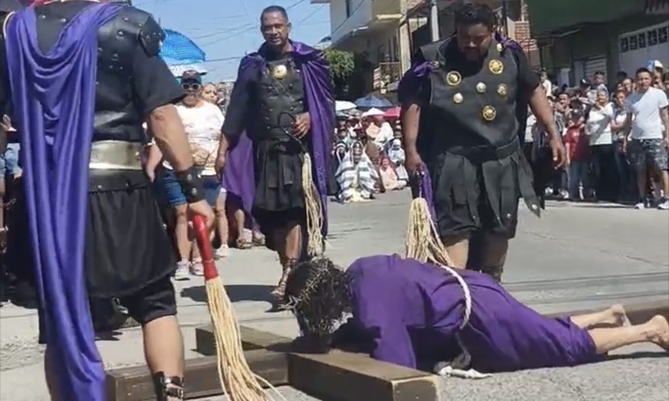 León se conmueve con los tradicionales viacrucis de Viernes Santo en los barrios
