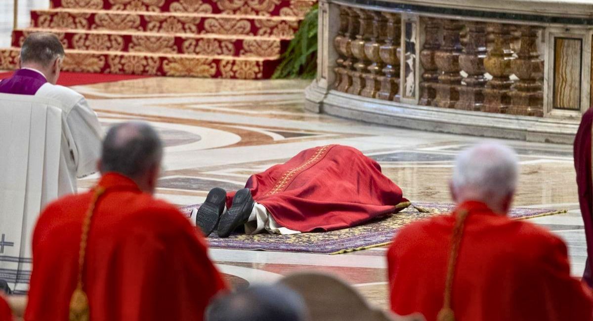 ¿Por qué el Papa León XIV se tiró al suelo?: la imagen que marcó el Viernes Santo en el Vaticano