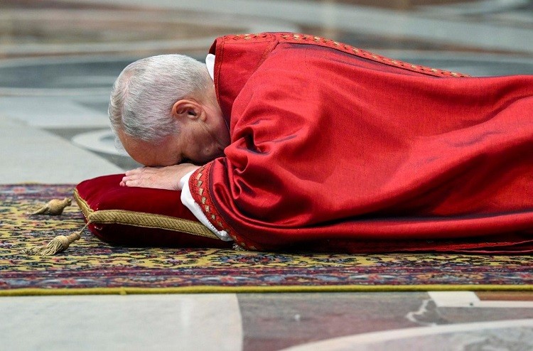 León XIV revive un gesto olvidado en su primer Viernes Santo como Papa