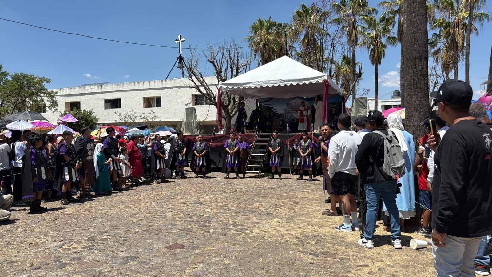 León se conmueve con los tradicionales viacrucis de Viernes Santo en los barrios