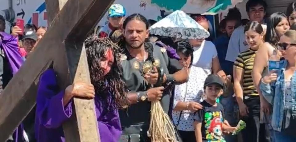 León se conmueve con los tradicionales viacrucis de Viernes Santo en los barrios