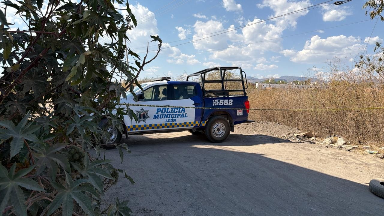 Localizan cuerpo embolsado en camino de terracería en Héroes de León