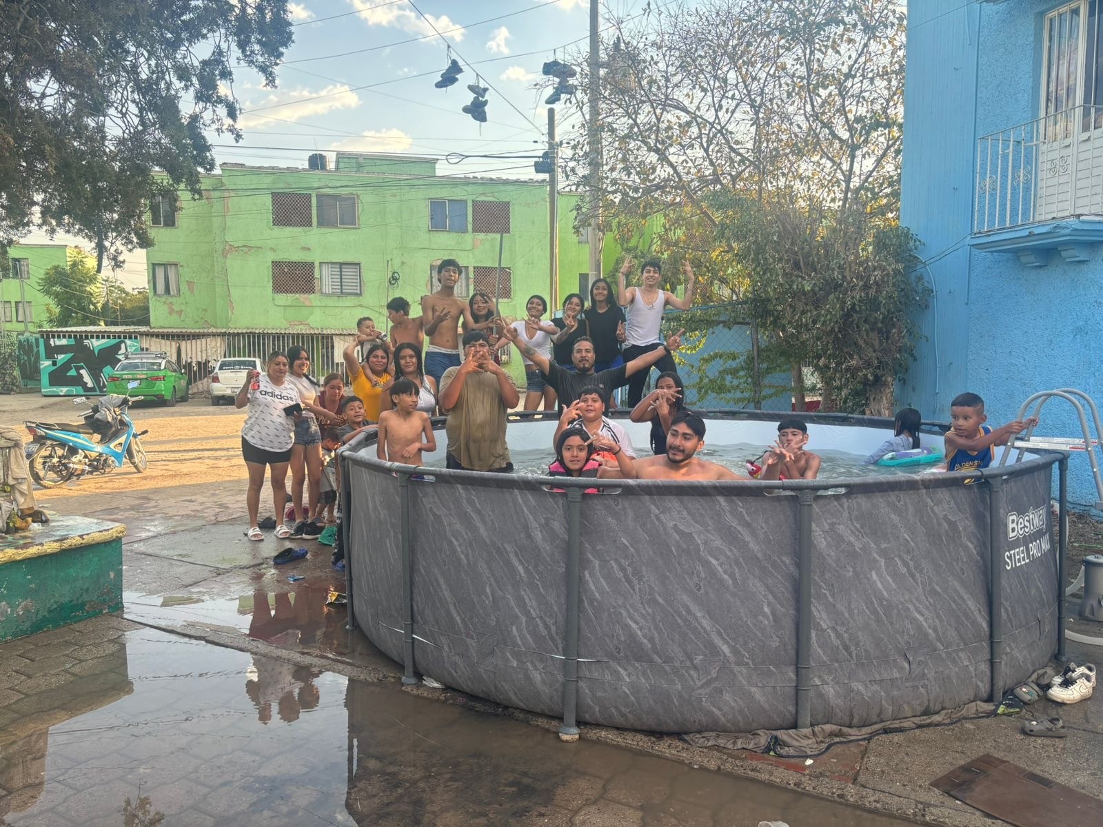 Sin playa, pero con ingenio: arman alberca en plena colonia en León