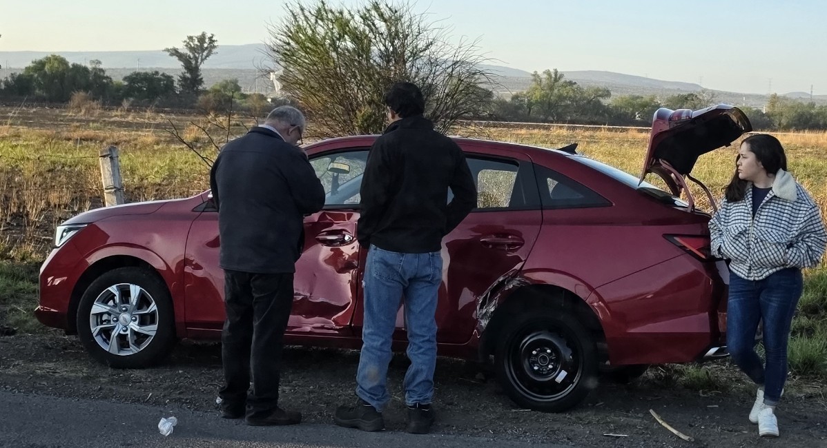 Choque entre tráiler y auto en la Salamanca–Querétaro genera caos vial sin dejar heridos