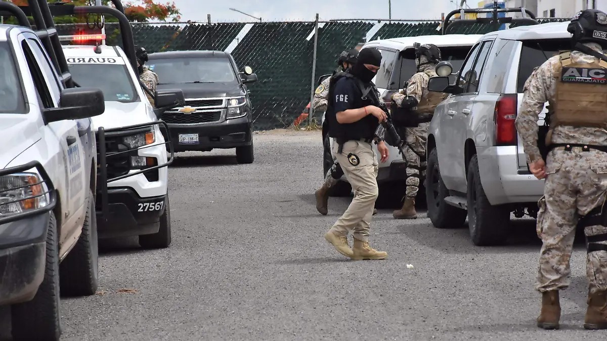 Agreden en cateo a agentes de la Fiscalía en Valle de Santiago; un agresor abatido