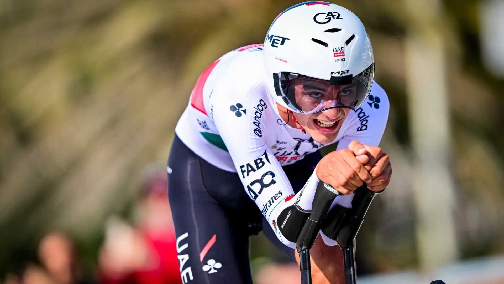 Sufre fuerte caída el mexicano Isaac del Toro y abandona la etapa 3