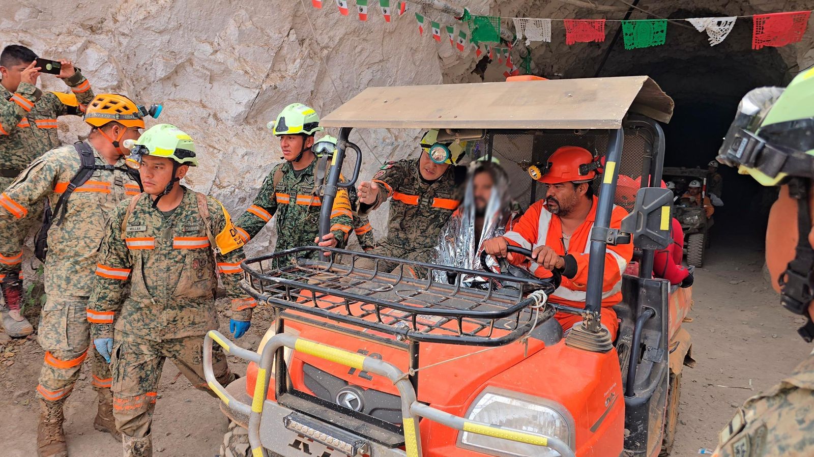 Así fue el rescate del tercer minero con vida tras 14 días atrapado en Sinaloa