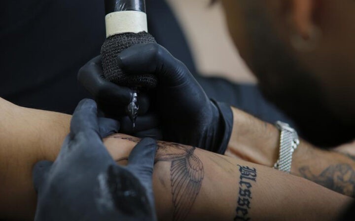 Clausuran 30 estudios de tatuajes en Guanajuato por irregularidades sanitarias